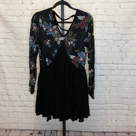 Chelsea & Violet Embroidered Lace Open Back Dress Size Medium - Picture 2 of 5